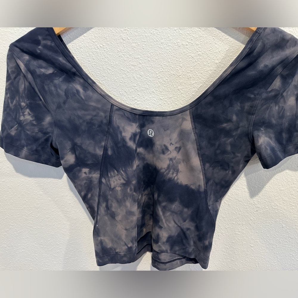Lululemon crop shirt like new in size 4 it is new without tags